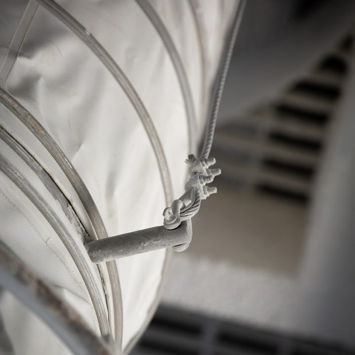 eyelet guide retracting wire